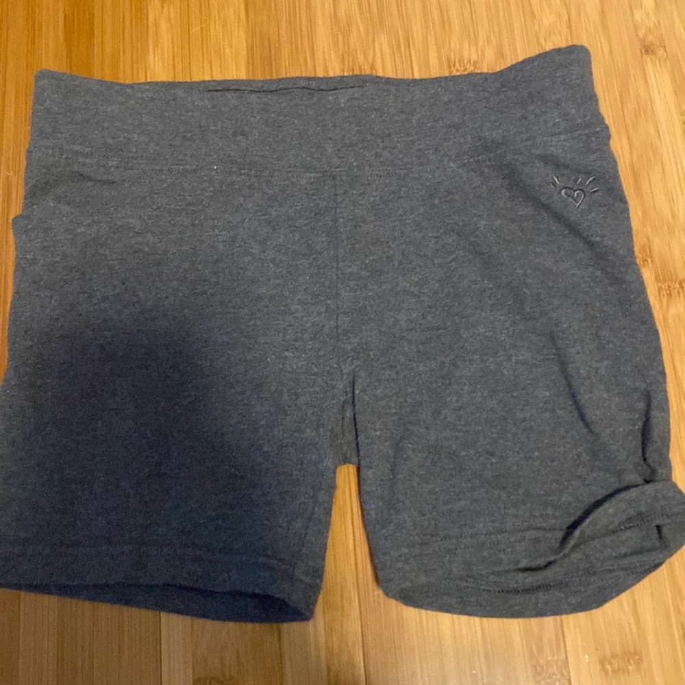 grey shorts